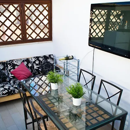 The Admiral House Courtyard Apartmán Bari